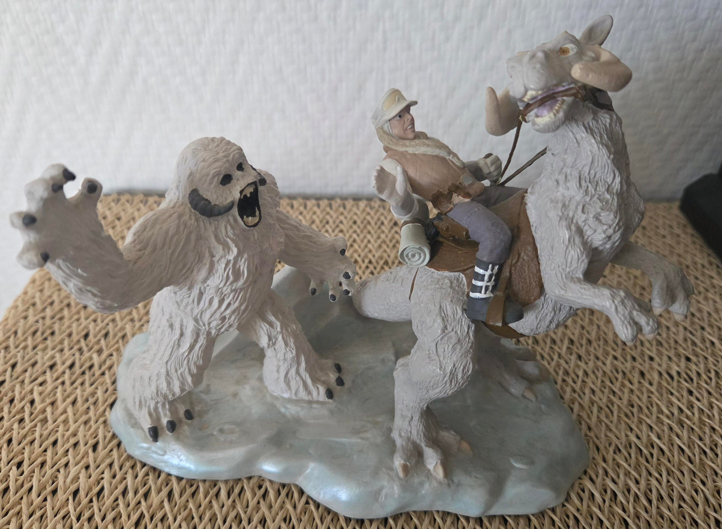 Diorama Star Wars – Scène Wampa & Luke – Statuette de collection (Édition limitée)