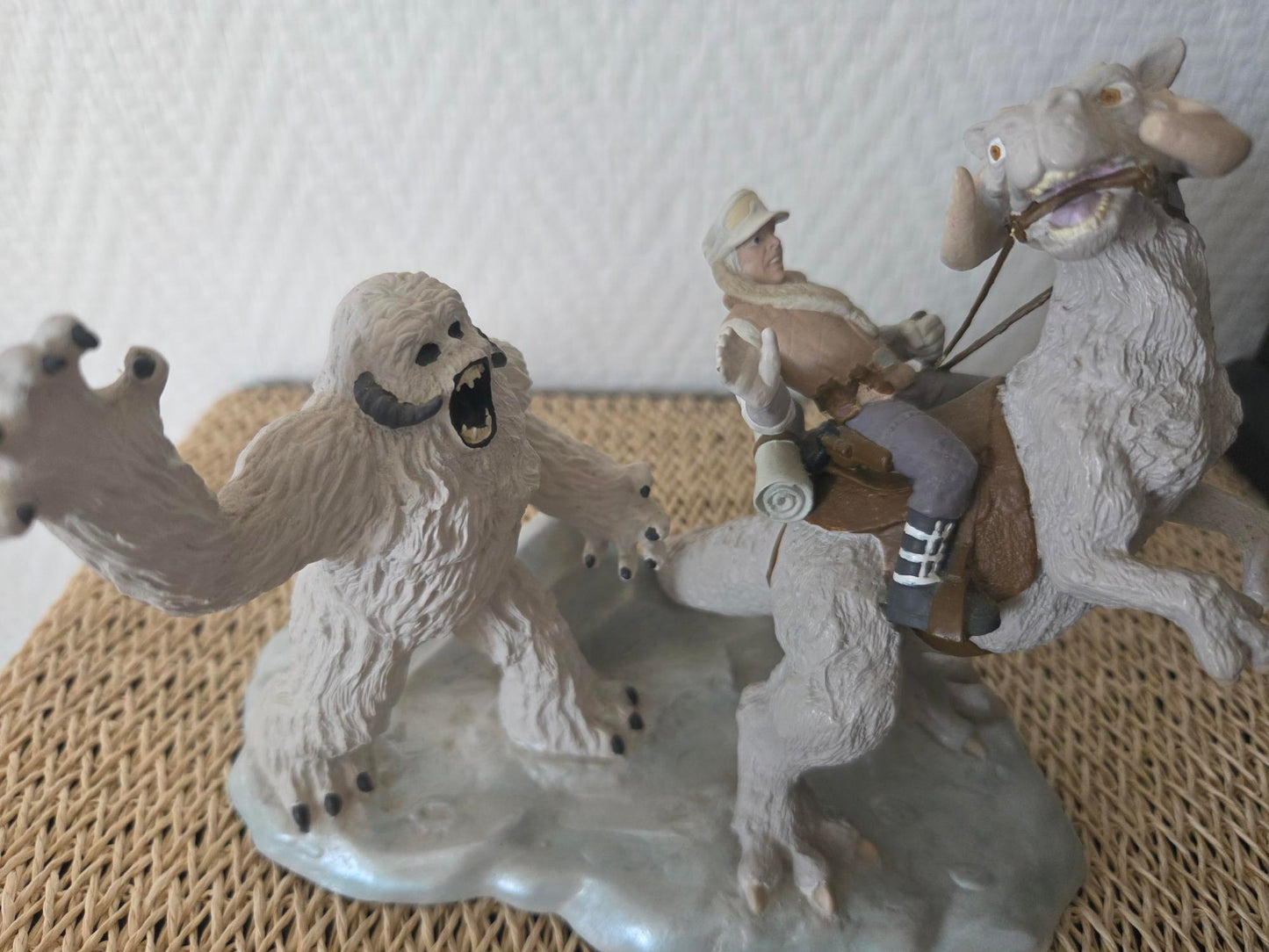Diorama Star Wars – Scène Wampa & Luke – Statuette de collection (Édition limitée)