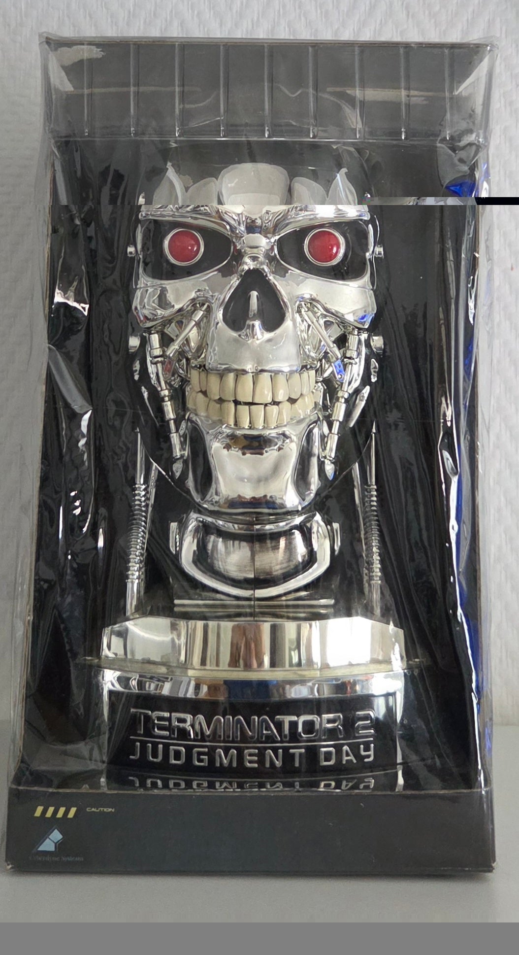  Buste T-800 Endoskull chromé avec yeux rouges lumineux, dans son emballage