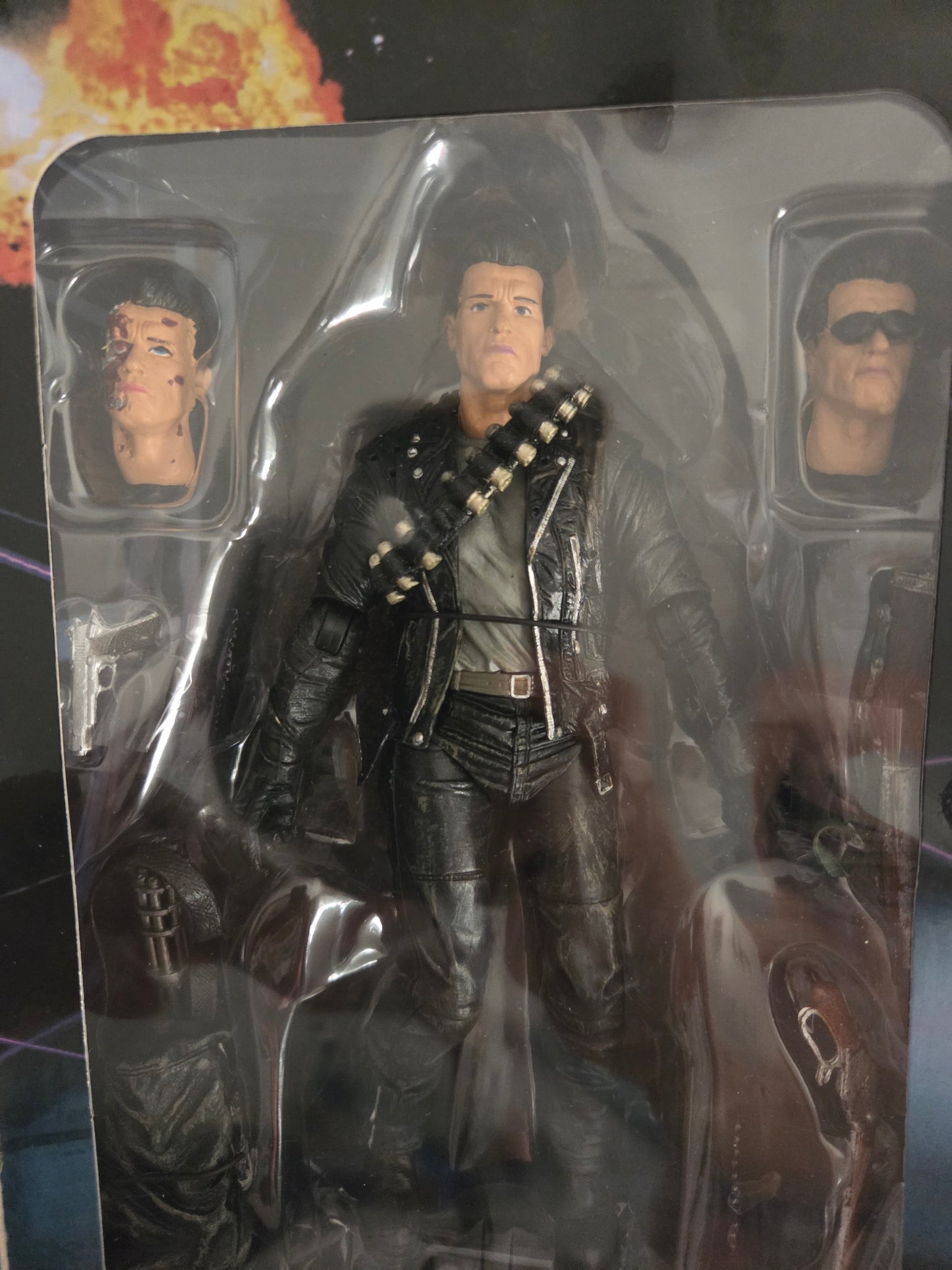 Figurine T-800 NECA Terminator 2 dans son blister ouvert – vue d'ensemble avec les 3 têtes interchangeables et accessoires